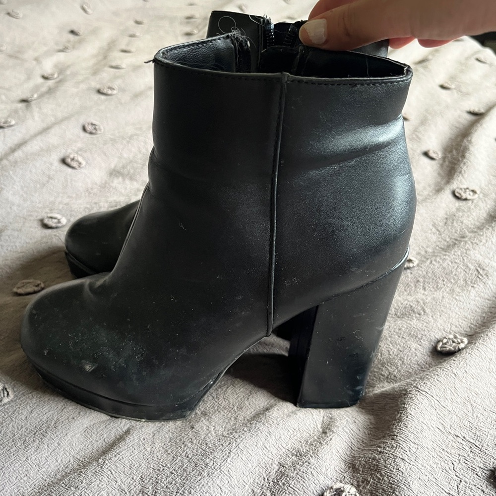BLACK BOOTIES